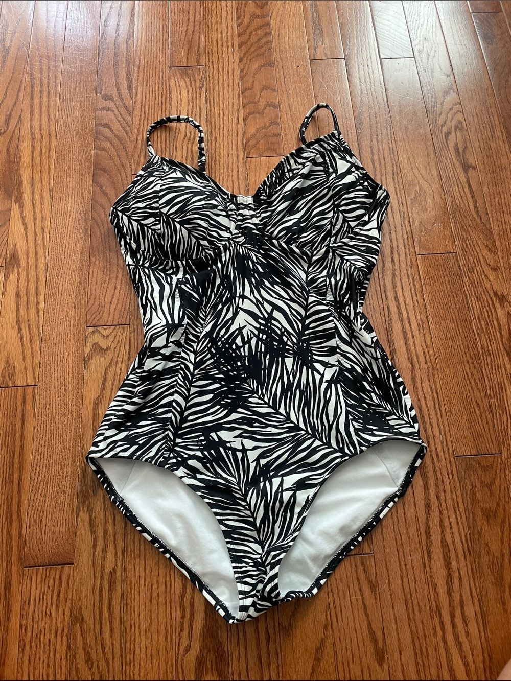 Athleta Black White Palm Print One Piece Swimsuit Women’s Sz 36D/DD